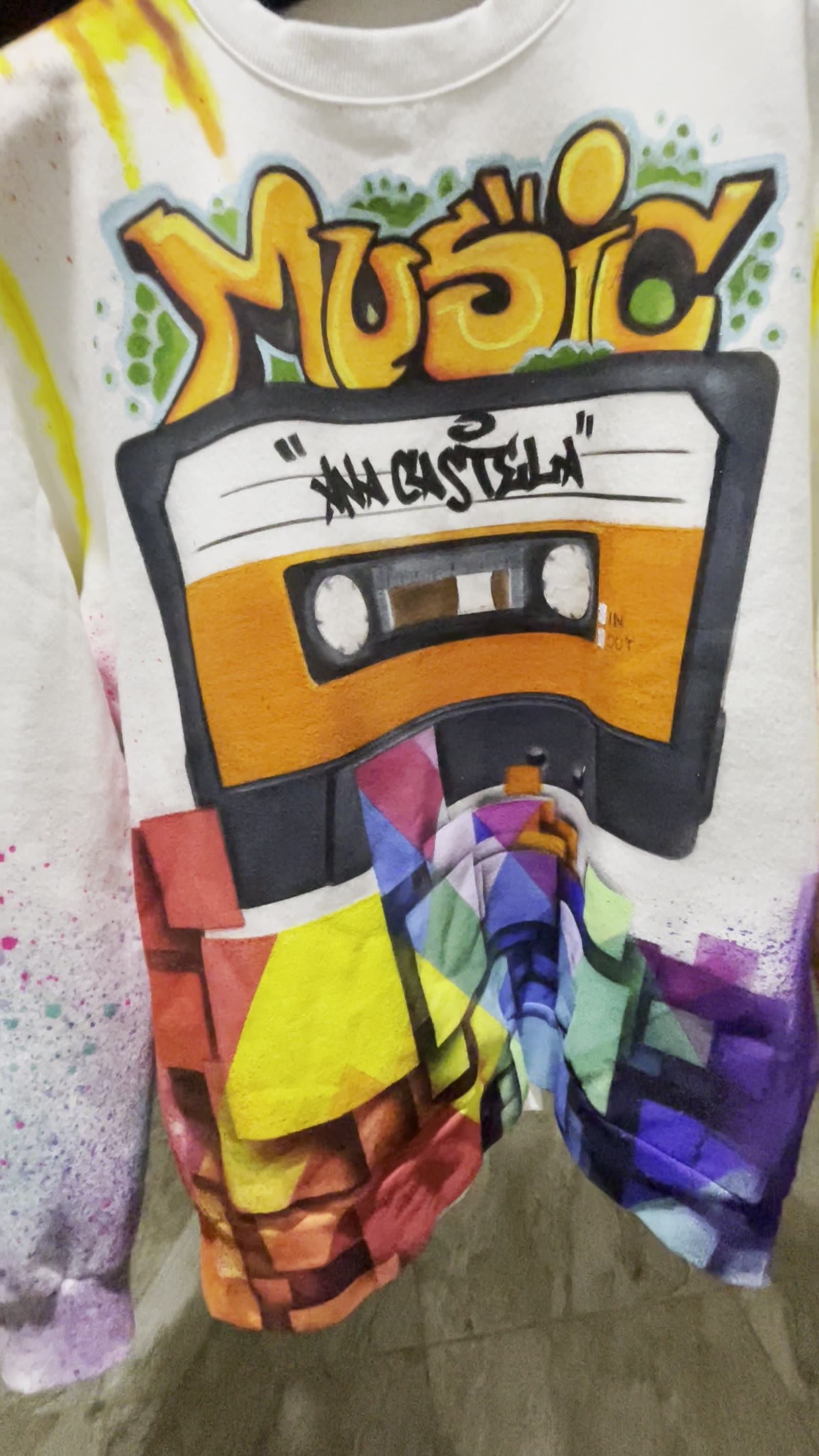 Peça customizada para a cantora Ana Castela. Fita cassete e grafite sobre blusa branca.